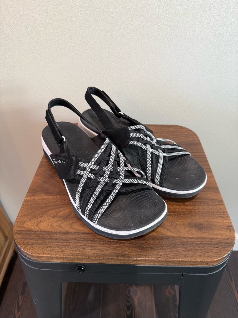 Skechers Women's Size 10 Archfit Reggae Sport Hometown Sandals Strappy Velcro
